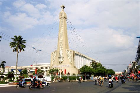  A Catedral de Long Xuyen: Um Oásis de Paz e Arquitetura Exótica em um Mar de Cores