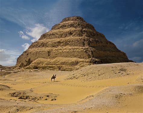  A Pirâmide de Djoser: Uma Maravilha Arquetípica da Arquitetura Antiga Egípcia!