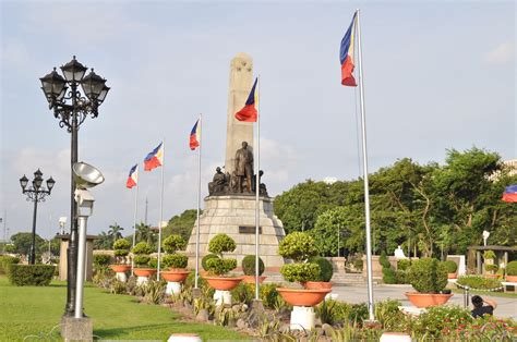 A Praça Rizal: Um Oásis de Calma e História no Coração de Manila!