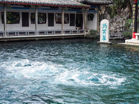 Lago Baotu Springs: Uma Joia Brilhante de Água e História!