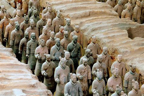 Mausoléu de Qin Shi Huang: Uma Jornada no Tempo Através da Eternidade Imperial!