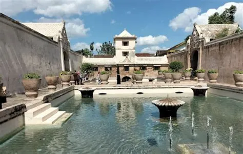 Taman Sari: Um Enigma Aquático Encantador e Misterioso de Yogyakarta!