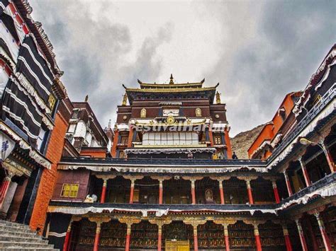 O Palácio de Tashilhunpo: Um Monumento Imponente à História e Espiritualidade Tibetana!